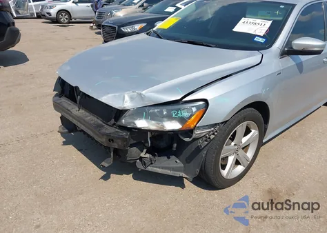 2014 Volkswagen Passat 1.8T Wolfsburg Edition z USA, uszkodzony, nr VIN 1VWAS7A35EC050329